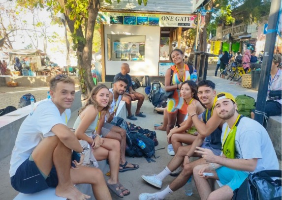 About Us – Komodo Waves