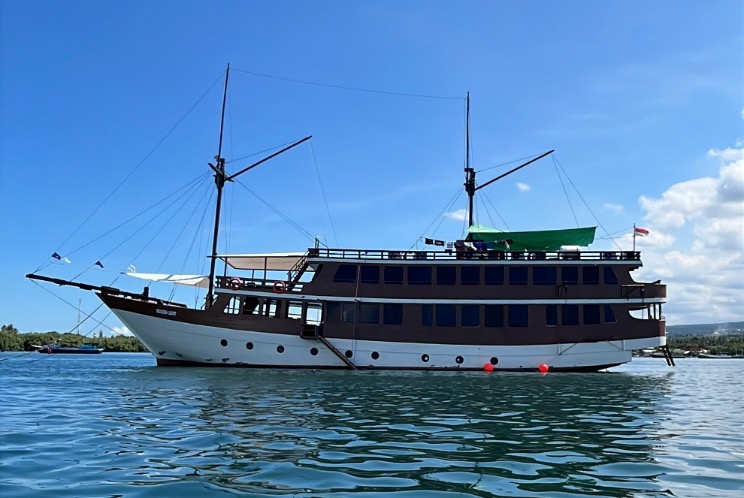 Meccadina Cruise – Modern Luxury Komodo Phinisi 4D3N