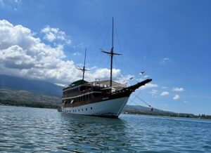 Meccadina Komodo Boat